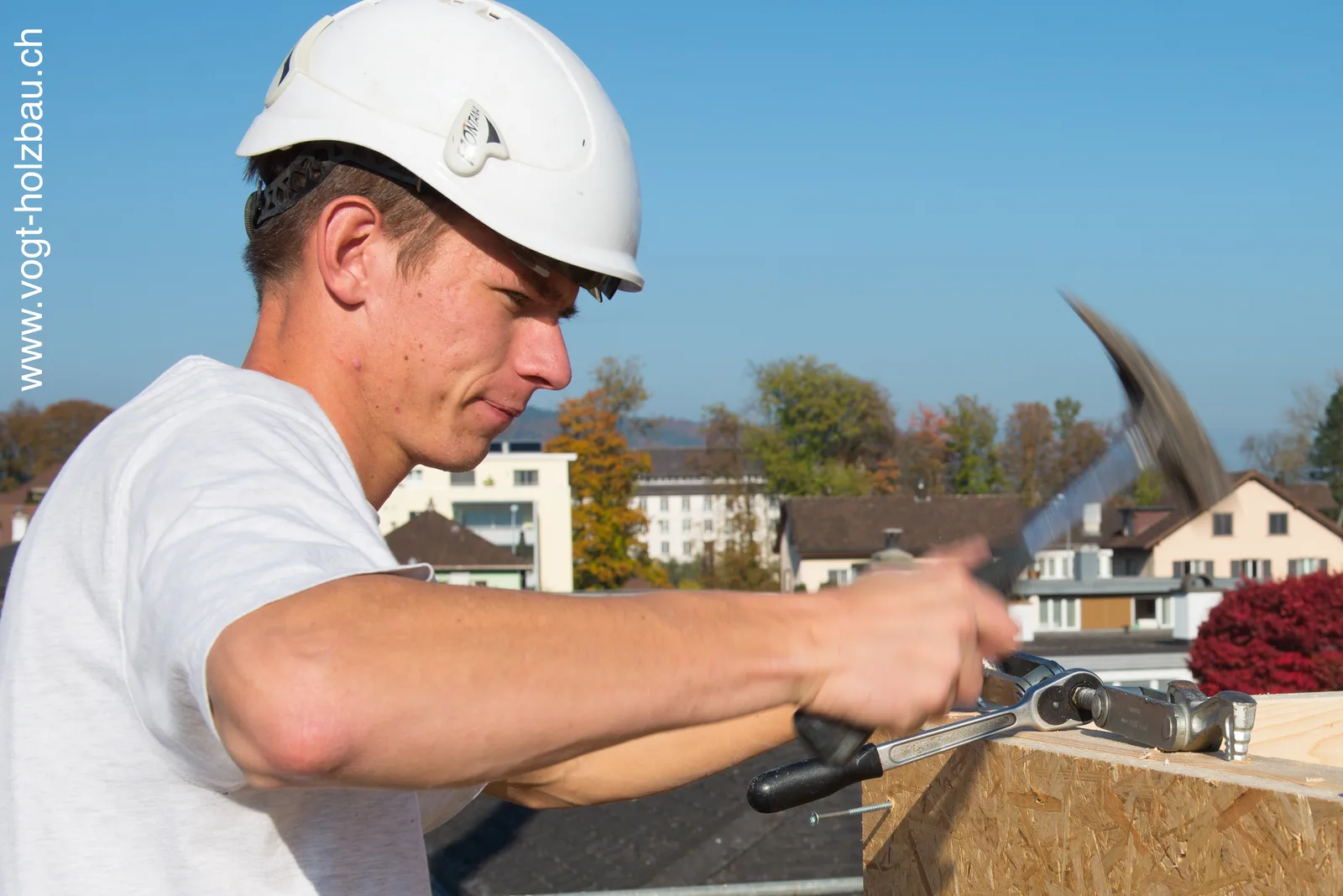 Mitarbeiter beim Einbau eines Dachfensters